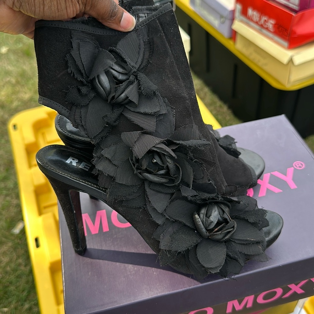 Black peep toe heels with flower embroidery